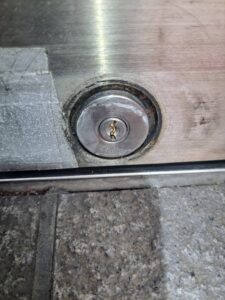昭島市 店舗自動ドア鍵折れの作業写真2