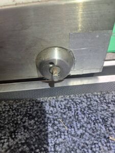 昭島市 店舗自動ドア鍵折れの作業写真1