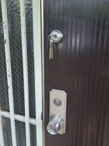 日野市 補助錠前取り付けの作業写真1