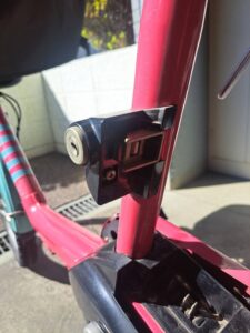 立川市 電動自転車鍵解錠の作業写真2