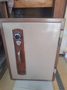 福生市 金庫解錠の作業写真1