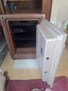 福生市 金庫解錠の作業写真2