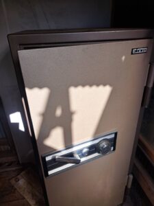 昭島市 業務用金庫引き出し鍵の解錠作業の写真1