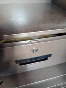 昭島市 業務用金庫引き出し鍵の解錠作業の写真2