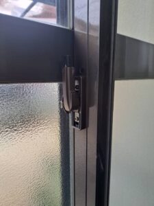 埼玉県所沢市 玄関ドアの建付け修理の作業写真3