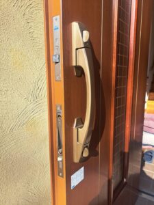 町田市 新居玄関鍵交換の作業写真2