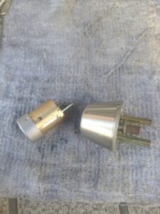伊勢原市 玄関鍵交換の作業写真2