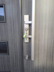 伊勢原市 玄関鍵交換の作業写真3