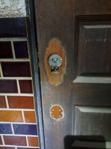 小平市 錠前故障解錠交換の作業写真1