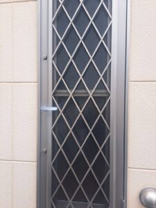 福生市 戸建て勝手口の鍵交換の作業写真2
