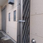 福生市 戸建て勝手口の鍵交換の作業写真1