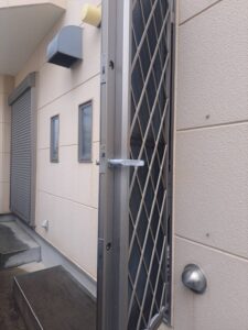 福生市 戸建て勝手口の鍵交換の作業写真1