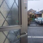 福生市 戸建て勝手口の鍵交換の作業写真3