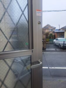 福生市 戸建て勝手口の鍵交換の作業写真3