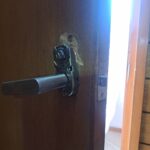 日野市 トイレ錠前故障の作業写真2