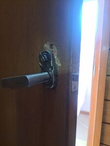 日野市 トイレ錠前故障の作業写真2