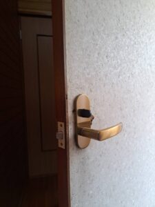 日野市 トイレ錠前故障の作業写真4