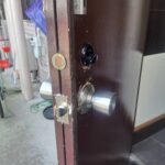 青梅市 玄関錠前交換の作業写真3