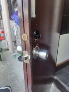 青梅市 玄関錠前交換の作業写真3