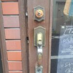 西東京市 店舗入口鍵交換の作業写真1