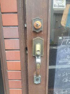 西東京市 店舗入口鍵交換の作業写真1