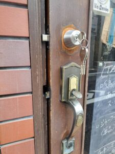 西東京市 店舗入口鍵交換の作業写真2