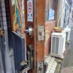 西東京市 店舗入口鍵交換の作業写真3