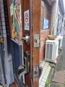 西東京市 店舗入口鍵交換の作業写真3