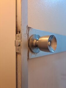 福生市 浴室ドアノブ交換の作業写真3