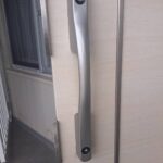 調布市 マンション玄関鍵交換の作業写真2