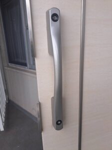 調布市 マンション玄関鍵交換の作業写真2