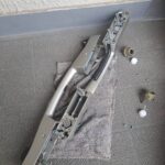 調布市 マンション玄関鍵交換の作業写真1