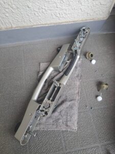 調布市 マンション玄関鍵交換の作業写真1