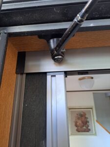 西多摩郡日の出町 ドアクローザー交換の作業写真2