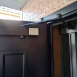 西多摩郡日の出町 ドアクローザー交換の作業写真1