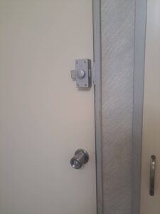 八王子市 室内ドアに新規内締まり錠前取り付けの作業写真