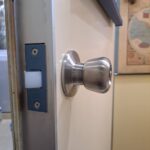 立川市 トイレ錠前交換の作業写真1