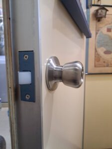 立川市 トイレ錠前交換の作業写真1