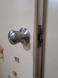 立川市 トイレ錠前交換の作業写真2