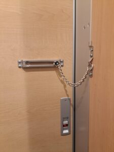 立川市 ドアチェーン取り付けの作業写真1