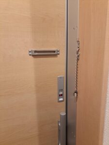 立川市 ドアチェーン取り付けの作業写真2