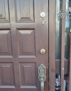 武蔵村山市 補助錠取り付けの作業写真1
