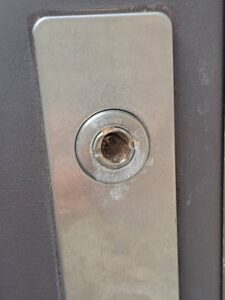 府中市 玄関ドア開錠の作業写真2
