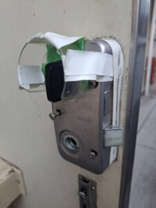 府中市 玄関ドア開錠の作業写真1