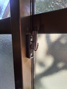 昭島市 クレセント錠交換の作業写真1