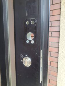 東村山市 玄関両面シリンダー取付の作業写真2