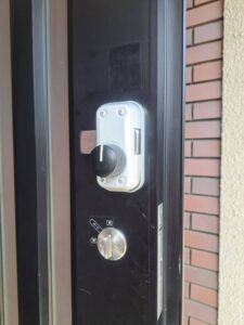 東村山市 玄関両面シリンダー取付の作業写真3