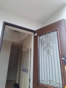 立川市 戸建てドアクローザー交換の作業写真1
