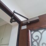 立川市 戸建てドアクローザー交換の作業写真2