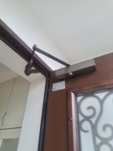 立川市 戸建てドアクローザー交換の作業写真2